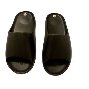 Women’s Size 6 Black Cloud Slip Ons